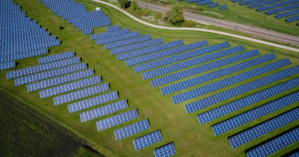 Placas solares instaladas en tejado de vivienda para autoconsumo fotovoltaico en España