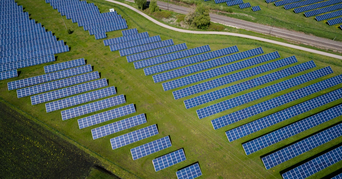 Placas solares instaladas en tejado de vivienda para autoconsumo fotovoltaico en España