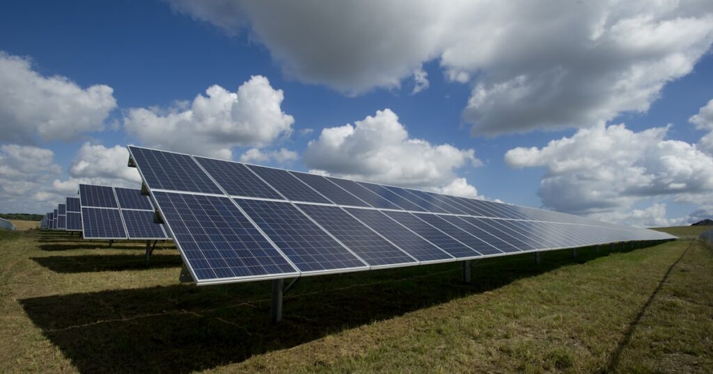 Paneles solares fotovoltaicos instalados en tejado de vivienda mostrando el funcionamiento del autoconsumo